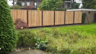 Hout-beton schutting langs achtertuin