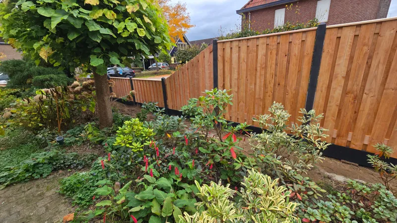 Hout-beton schutting in groene tuin